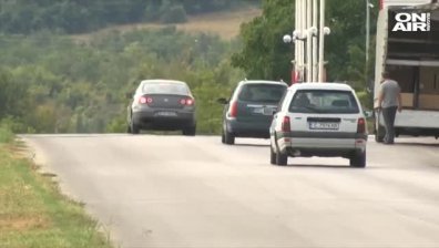 Смъртоносна игра: Деца лягат сред прeминаващи с висока скорост коли