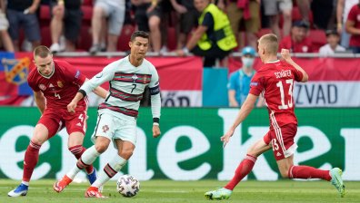 Роналдо поведе Португалия към защита на трофея след класика срещу Унгария