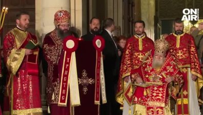 Православният свят празнува Великден: Хиляди хора се докоснаха до благодатния огън