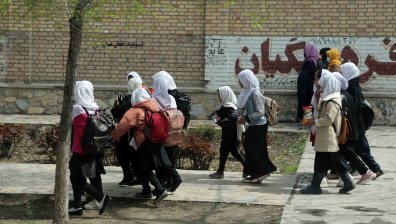 Натровиха близо 100 деца в училище в Афганистан