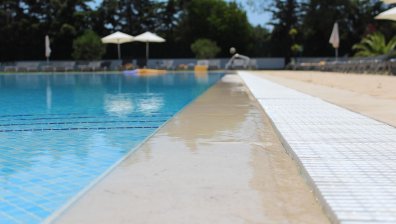 Дете на 4 години се удави в басейн, арестуваха майка му