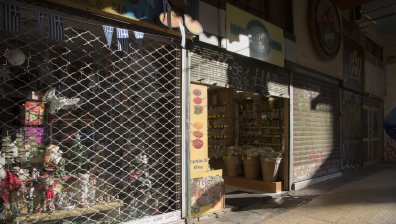 Нови мерки срещу Ковид-19 в Гърция, още 10 области са в червената зона