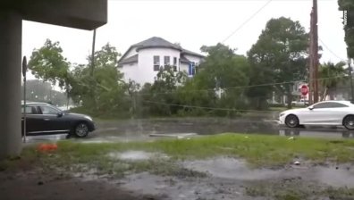 Ураганът "Бари" отслабна, но остави хиляди домакинства без ток