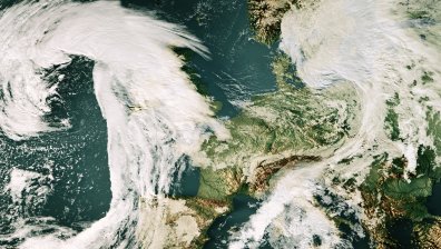Мощна бомбогенеза носи ураганни ветрове и порои към Европа
