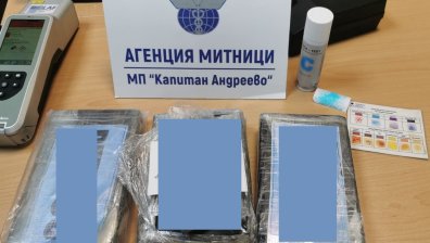 Откриха 3 кг кокаин за над милион в якето на тираджия на "Капитан Андреево"