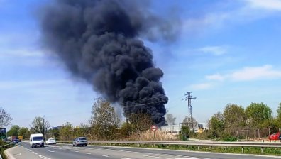 Пожар изпепели автоморга с десетки коли в Пловдив