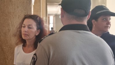 Арестуваната майка в Царево твърди, че бащата блудства с децата - оставяла ли ги е без надзор?