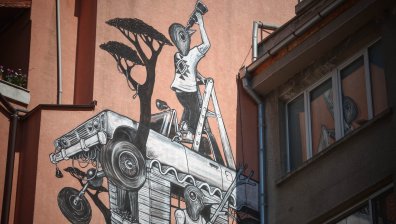 Белгийският художник Хейс Ванхее изрисува стенопис в центъра на София