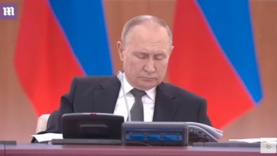 Здрав ли е Путин? Не издържа и заспа на среща за туризма (+ВИДЕО)