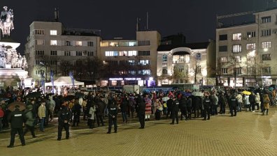 И във Варна, и в Бургас протестират срещу хартиената бюлетина: "Мафия"
