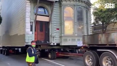 В САЩ преместиха с камион уникална стара къща (ВИДЕО)