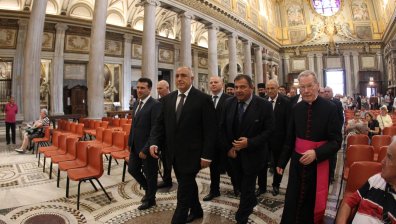 Борисов подари на папа Франциск картина на Св. Иван Рилски и 33 маслодайни рози от Казанлък