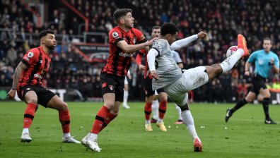 Слабакът "Борнемут" приземи "Ливърпул" и го отдалечи от Топ 4