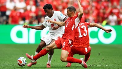 Швейцария триумфира с 2:1 срещу Канада за първото място в група "В"