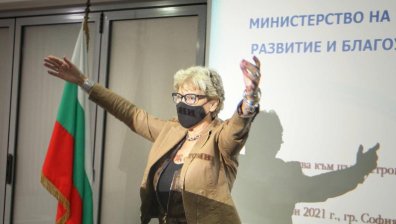 Комитова към строителите: МРРБ няма назначени работници, заплатите са на шефовете им