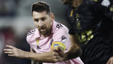 Личната охрана на Меси спря фен, нахлул на терена при футболиста (+ВИДЕО)