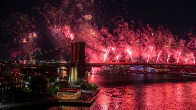Пищна заря и целувки от Тръмп за Деня на независимостта в САЩ (СНИМКИ)