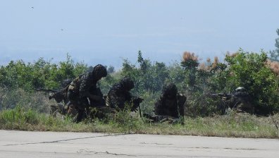 ГЕРБ иска оставката на военния министър: Прикрито е убийство в Чешнегирово