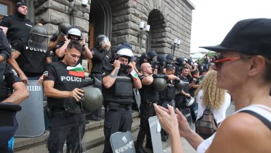 Полицаи свалиха шлемовете си пред многохилядния протест (+Галерия)