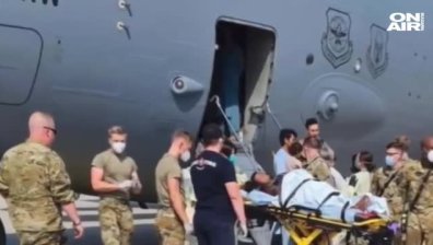 Жена роди в самолет, спасявайки се от режима на талибаните в Афганистан