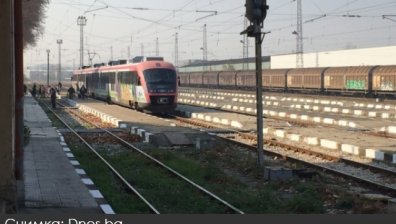 Автомобил се удари в пътнически влак в Пловдив