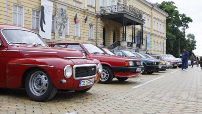 Ретро парад на колекционерски автомобили в центъра на София
