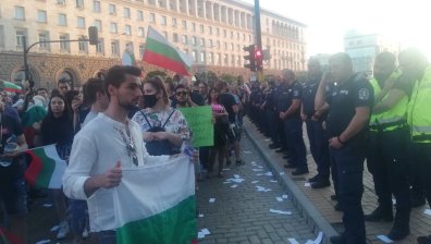 Символично шкафче с банкноти и пистолет на протеста в София