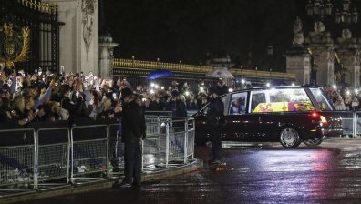 Излагат за поклонение ковчега на Елизабет II в парламента в Лондон