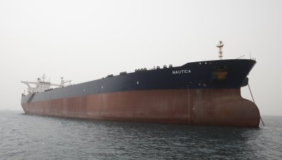 На косъм от огромна екокатастрофа: Изпомпаха петрол от изоставен танкер в Червено море