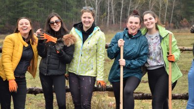 Студенти на ВУЗФ засадиха дръвчета в Новата гора на София