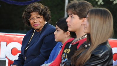 93-годишната майка на Майкъл Джексън се бори за милионите му