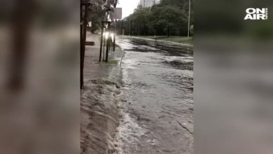 След пороя: Десетки сигнали за щети, камион за боклук се е обърнал 
