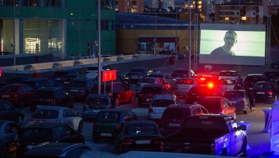 Автокино забавлява посетителите на покрива на търговски център в София