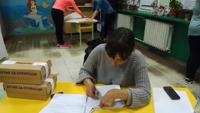 "Дописвай по-бърже": Скандален клип с манипулация на бюлетини (+ВИДЕО)