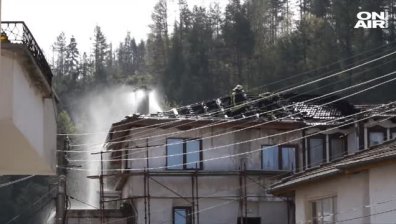 Две стогодишни къщи останаха без покриви заради пожар в Смолян
