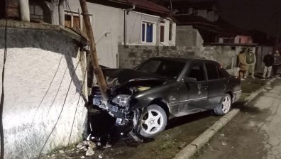 Пиян 17-годишен се удари в стълб с колата на баща си в Разград