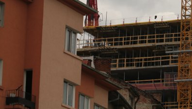 От Helpbook: Притеснително близки строежи до блок в София, клатят ни като при земетресение