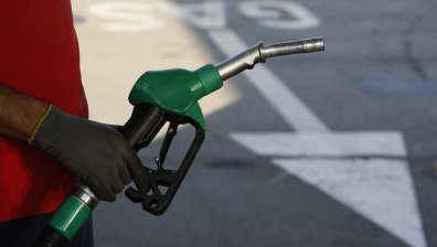 Правителството подготвя помощи за горива, експерти предупреждават за риск