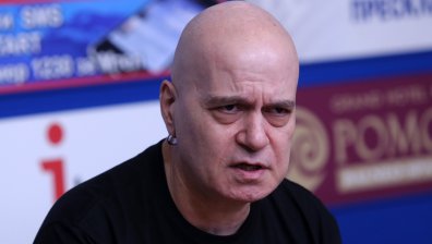 Слави Трифонов за хартиената бюлетина: В парламента има доста бисексуални политици