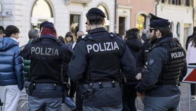 Крадци ограбиха дома на звезда от "Рома" и го заключиха заедно със семейството му