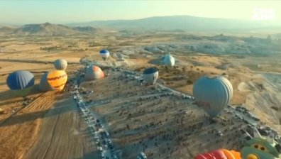 Феерия от цветове: Стотици балони се издигнаха в небето на Кападокия (Видео)