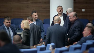 Нови депутати положиха клетва, други се отказаха, трети правят рокади