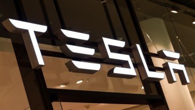 Пожар избухна в новострояща се сграда в завод на Tesla (ВИДЕО)