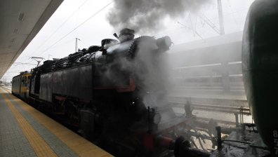 Прегазените работници на НКЖИ чистели треви между релсите, не чули локомотива