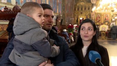 Събор на Пресвета Богородица: Младо семейство учи сина си на християнски ценности