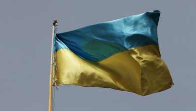 Забиха украинското знаме на връх Путин в Киргизстан
