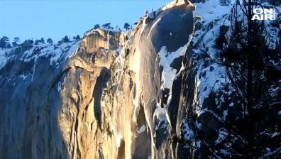 Слънчевите лъчи превърнаха водопад в течна лава