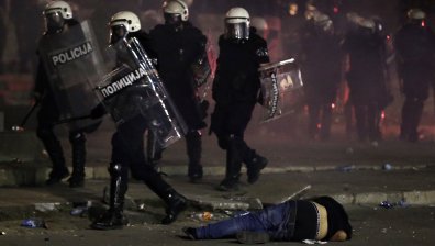 Поредна нощ на протести в Сърбия, 130 полицаи са пострадали (видео)