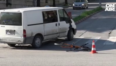Микробус блъсна велосипедист на пешеходна пътека в Шумен