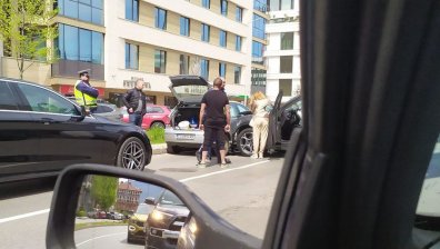 Тежка катастрофа между две коли затруднява движението в района на столичен мол